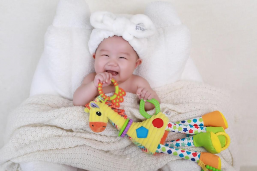 供卵试管代怀生子费用宝宝咬手指甲